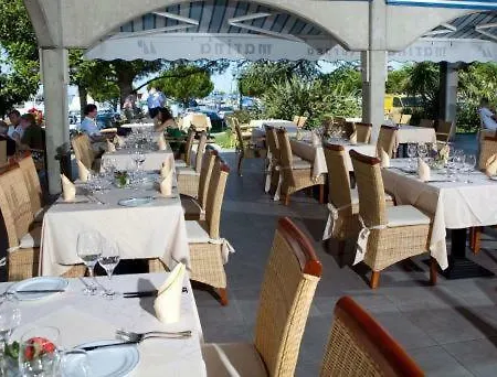 Floating Sea House Shark 1 * Lucija
